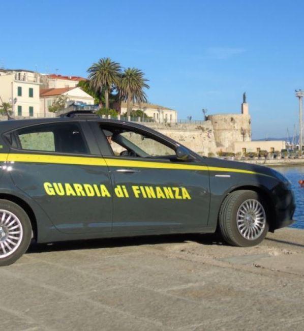 Un'auto della guardia di finanza ad Alghero