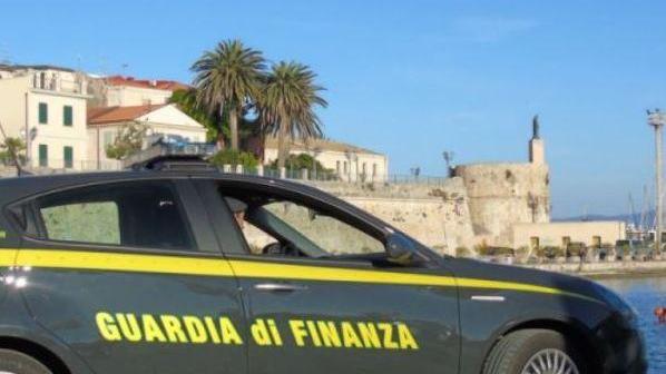 Un'auto della guardia di finanza ad Alghero