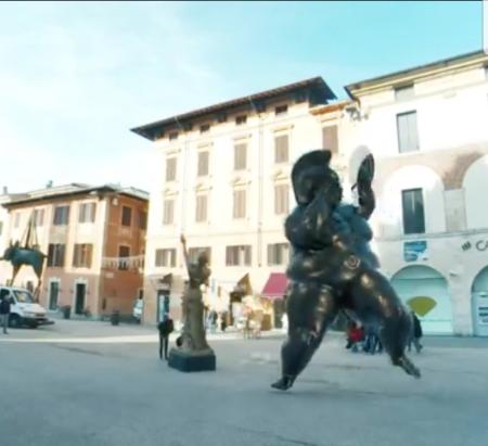Spopola sul web il video de Il Guerriero di Botero che balla in piazza del Duomo 