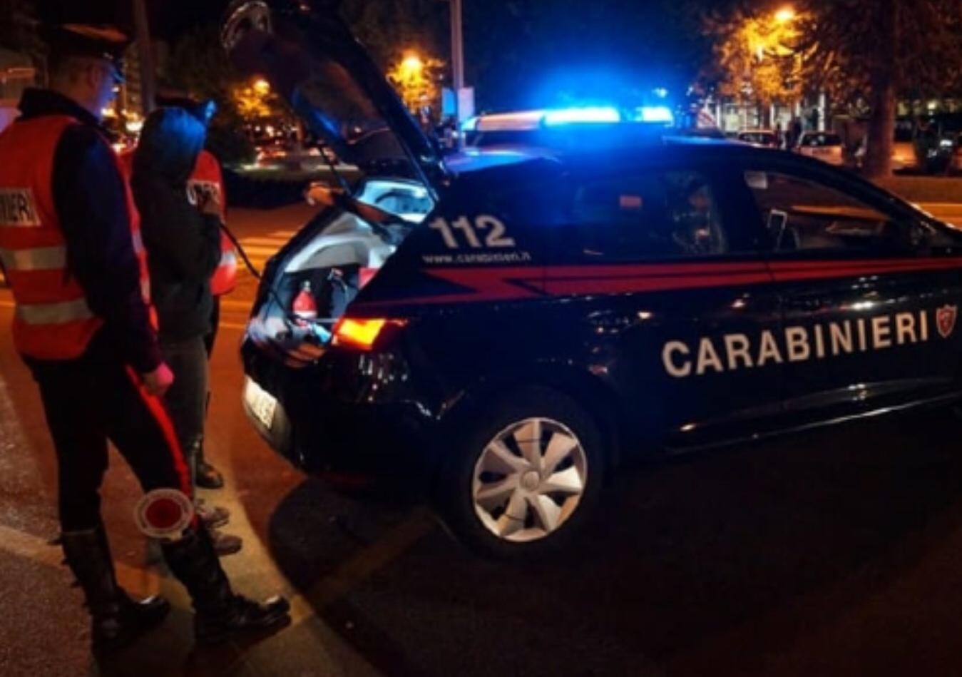 Carabinieri eseguono l'alcoltest su un automobilista