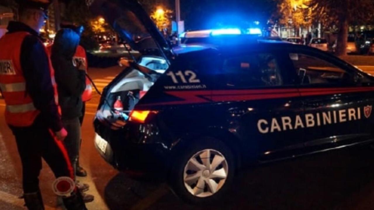 Carabinieri eseguono l'alcoltest su un automobilista