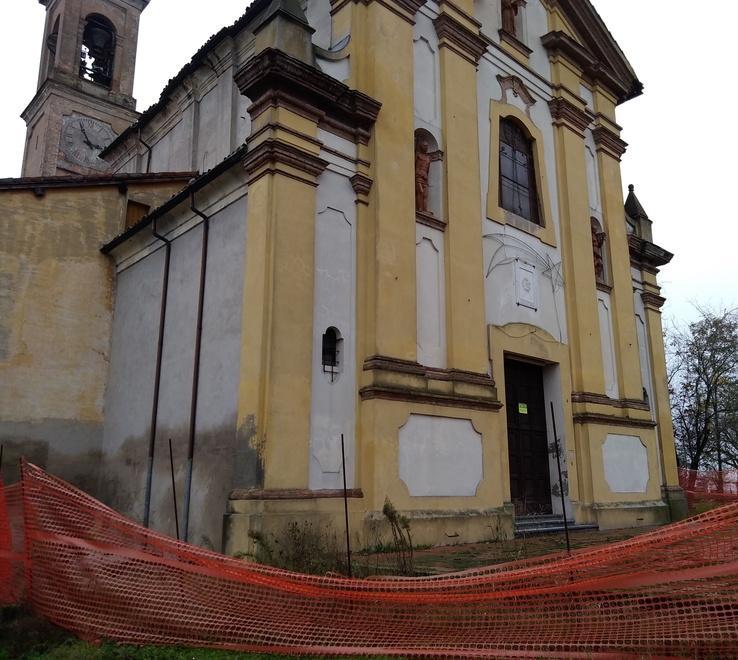 La chiesa di San Bernardino colpita dal terremoto del 2012 e inagibile da allora