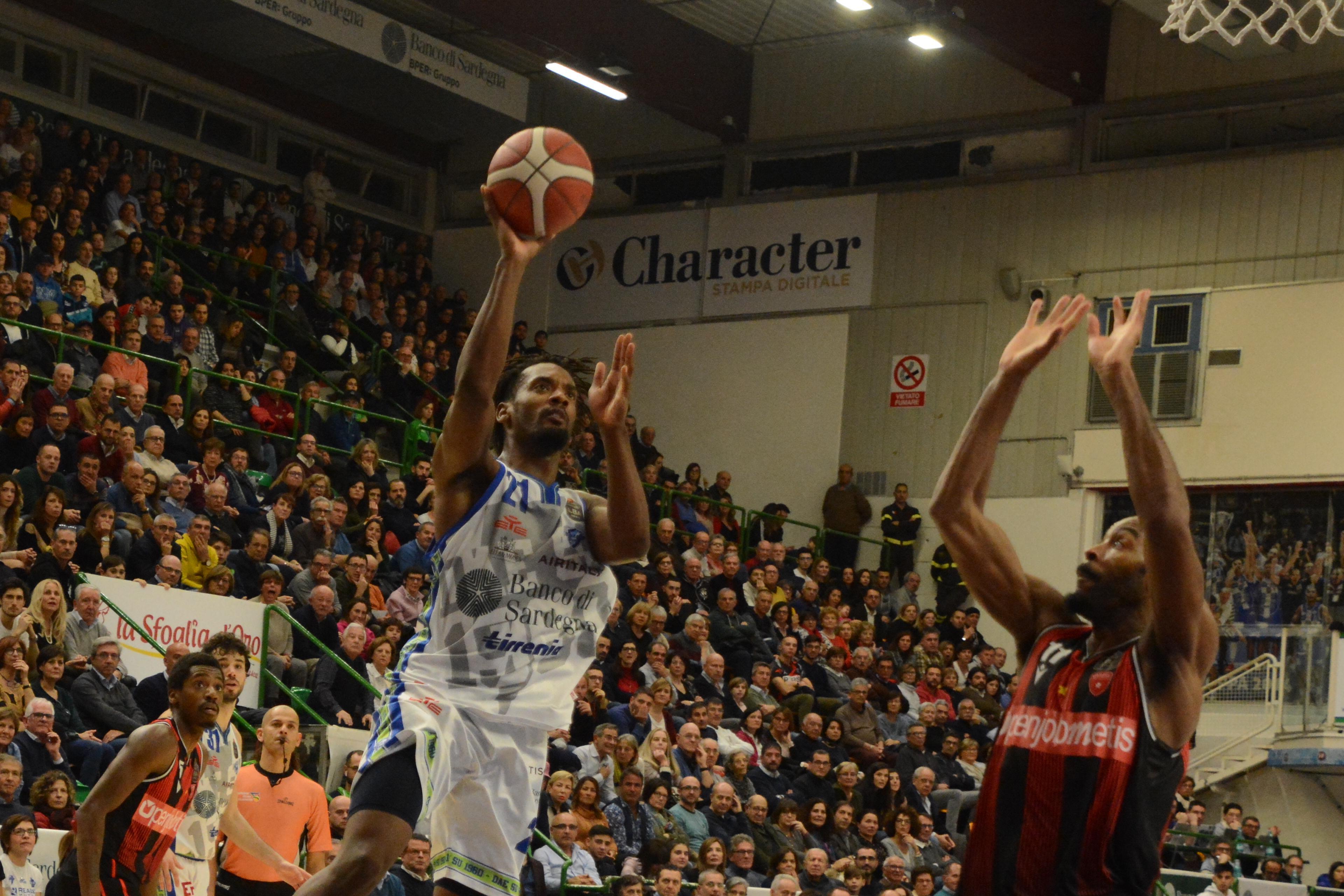 Dyshawn Pierre impegnato nel match tra Dinamo e Varese al PalaSerradimigni