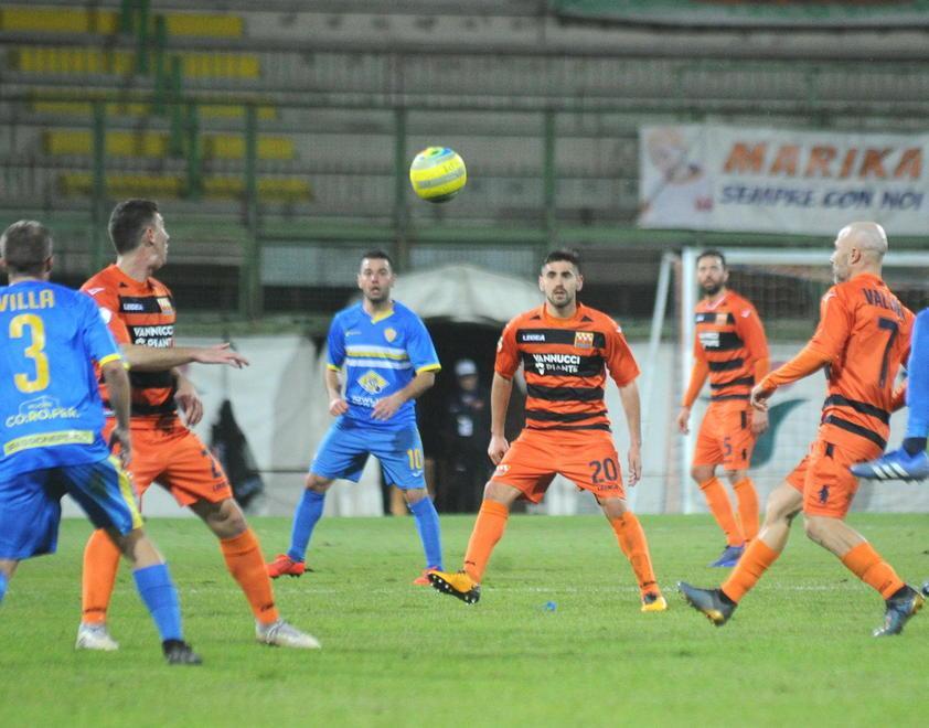 Un'azione a centrocampo fra Pistoiese e Pergolettese (Foto Gori)