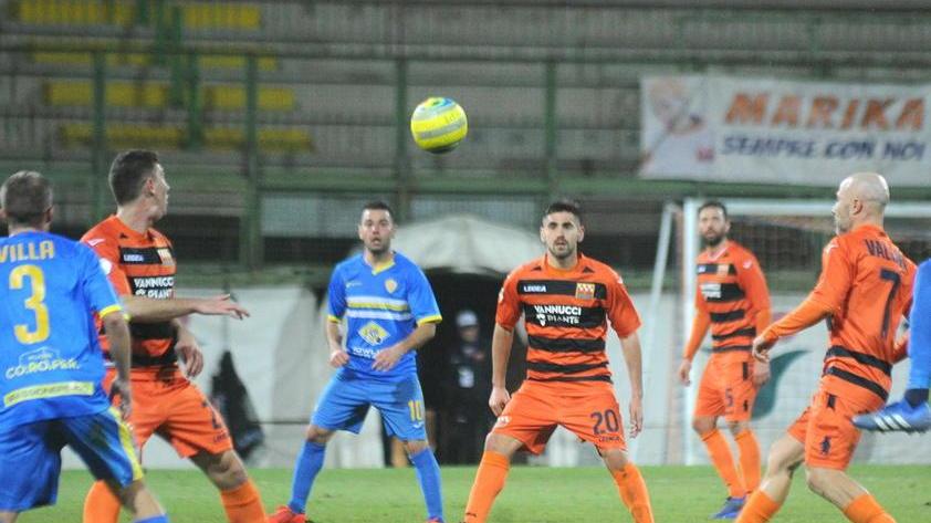 Un'azione a centrocampo fra Pistoiese e Pergolettese (Foto Gori)