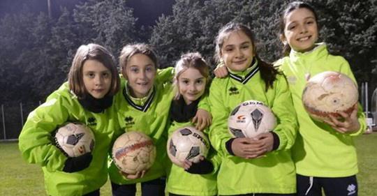 Alcune delle piccole calciatrici della squadra Esordienti C femminile della Zenith Audax