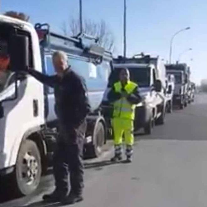 In tilt il motore del trituratore camion in fila davanti Cermec 