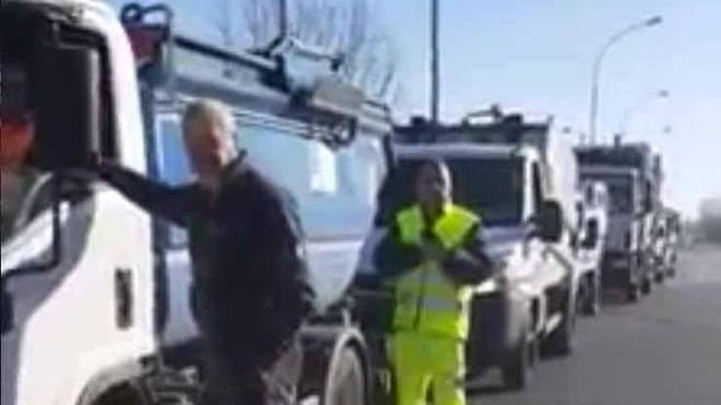 In tilt il motore del trituratore camion in fila davanti Cermec