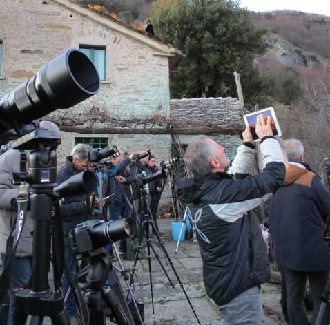 In tanti nel borgo sulle Apuane per la luna sul Monte Forato 