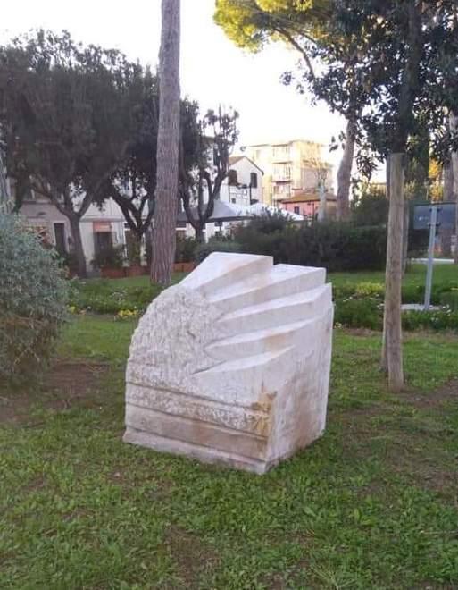 Le sculture realizzate dagli artisti del Simposio approdano in piazza 