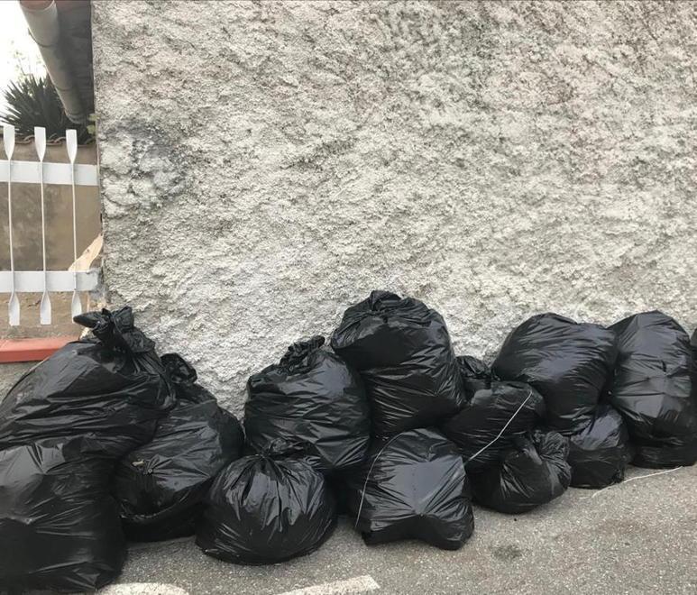 Sacchi neri abbandonati cittadina fotografa gli incivili 