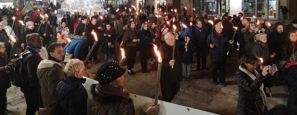 Tanti adulti in piazza al fianco di figli e nipoti 