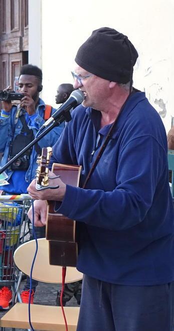 Solidarietà a don Massimo viveri, vestiti e coperte per i migranti di Vicofaro E alla fine ecco Bella Ciao 