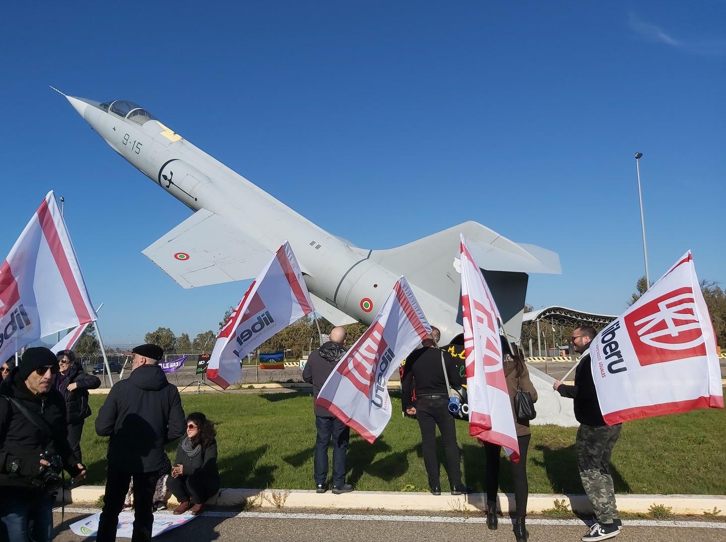 Crisi Usa-Iran, i pacifisti bloccano la base aerea 