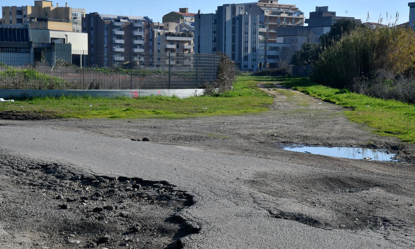 Oristano, le maxi buche nei sentieri di Pesaria