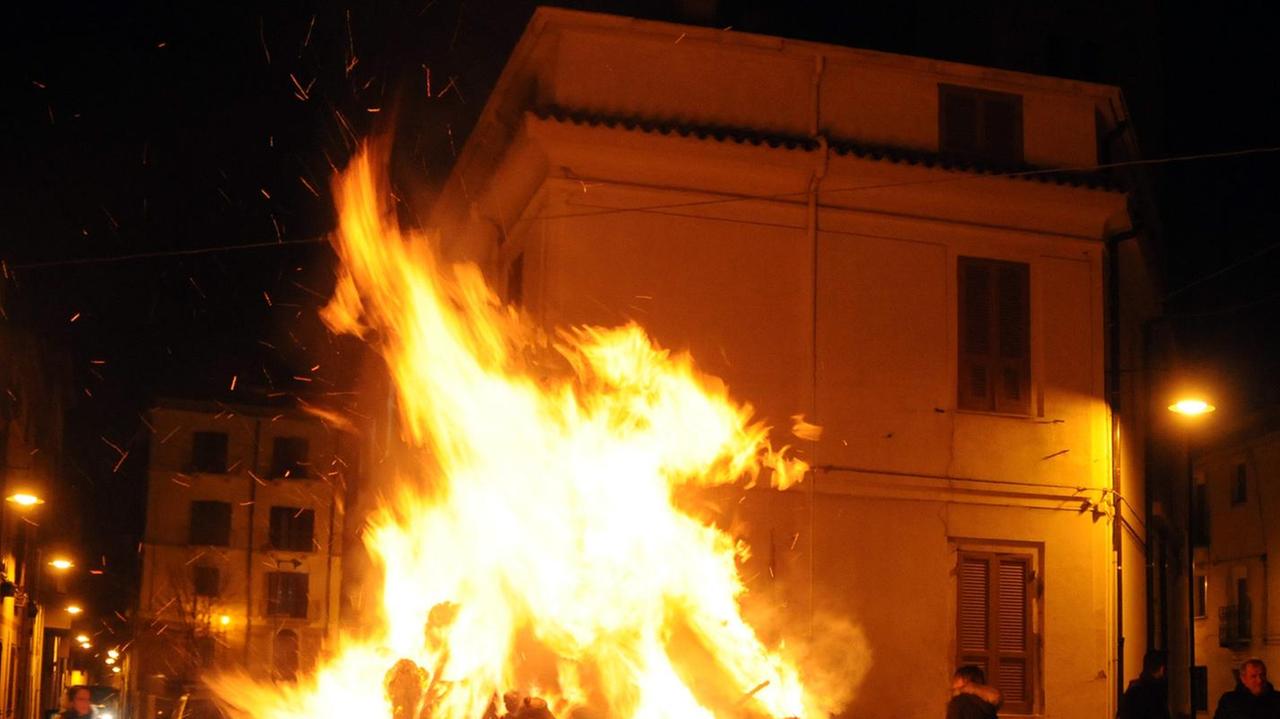 Le richieste e le regole per accendere i fuochi di Sant’Antonio