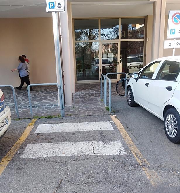In via Longarone scoppia la guerra delle transenne 