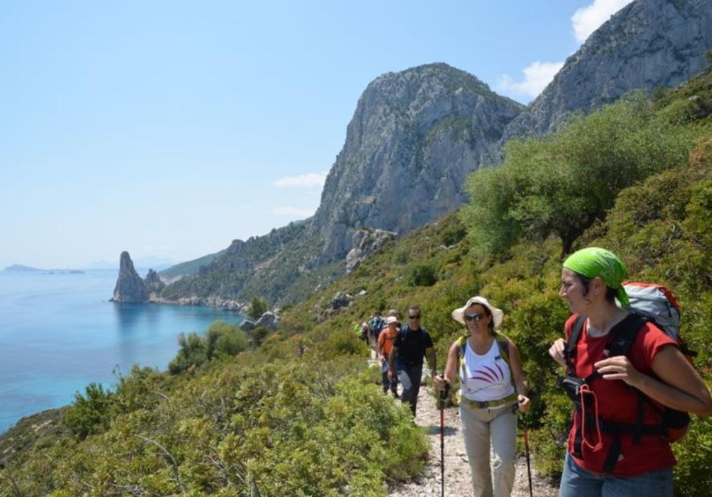 Turisti lungo il sentiero Selvaggio Blu, immagine di repertorio