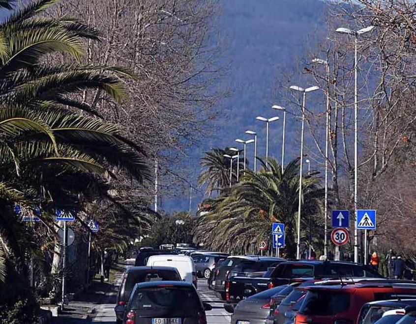Parcheggi a pagamento anche a Marina di Carrara. Commercianti e balneari non ci stanno 