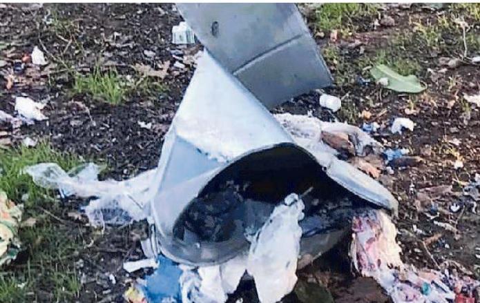 Un cestino sventrato dai vandali la notte di Capodanno nei giardini di via Andrea da Quarata