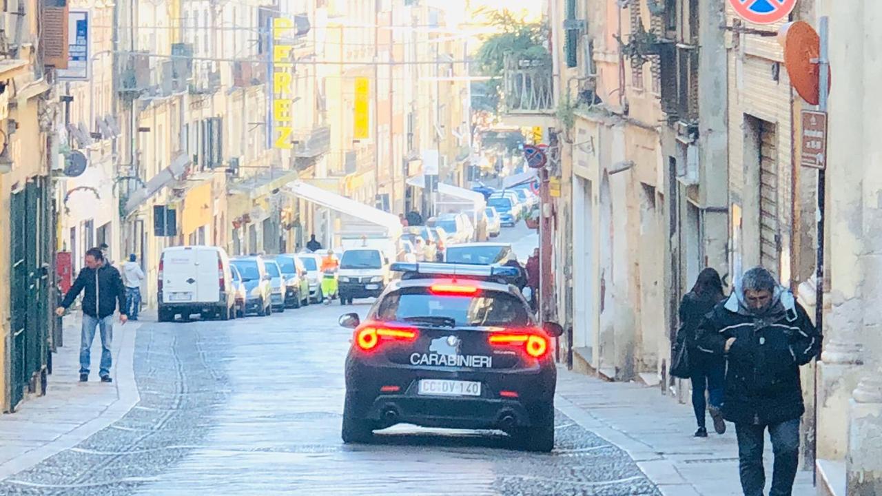 Sassari, prenota un albergo per espellere gli ovuli di eroina: arrestato