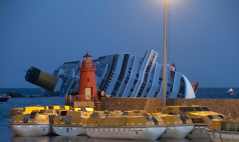 La Costa Concordia inclinata all'isola del Giglio (foto Enzo Russo)