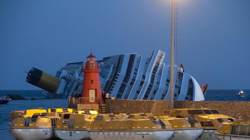 La Costa Concordia inclinata all'isola del Giglio (foto Enzo Russo)