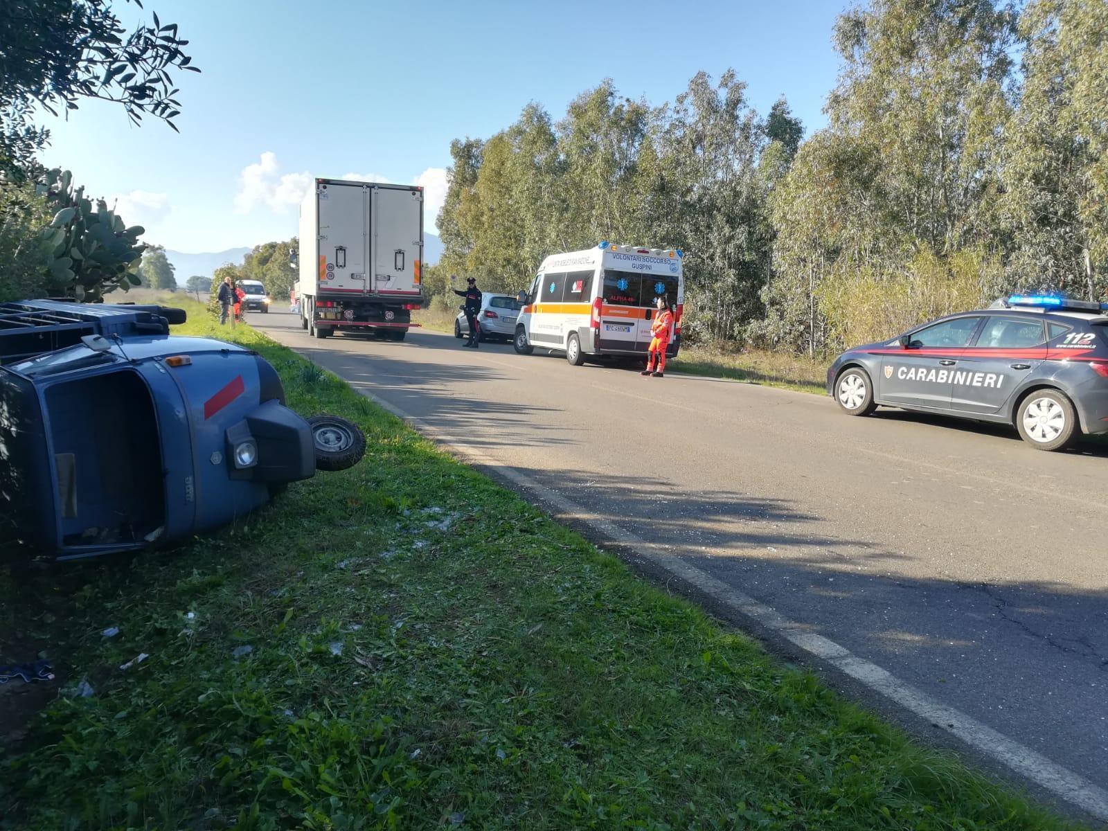 Villacidro, perde il controllo della motoape e si ribalta in cunetta: è grave