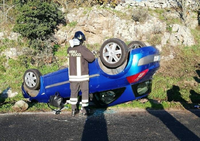 Auto esce di strada e cappotta tra Pattada e Osidda, due feriti 