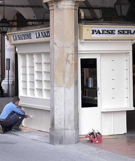 L’allestimento dell’edicola in Borgo Stretto poi chiusa