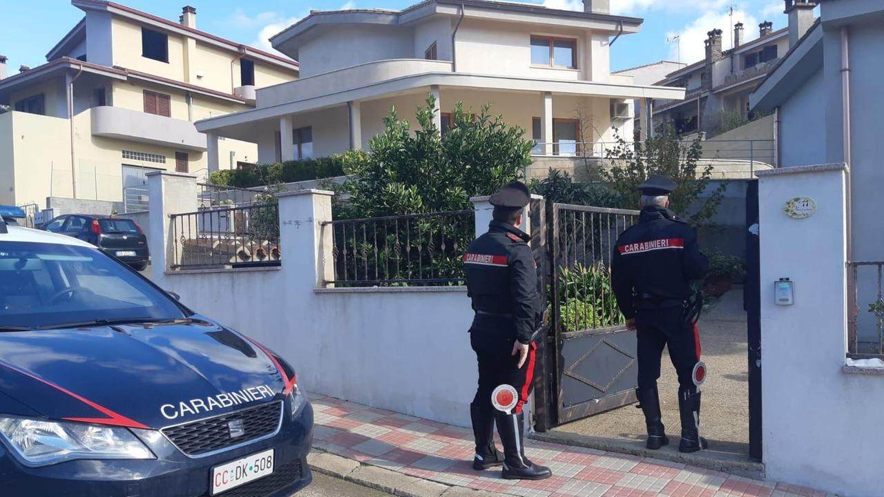 Guspini, derubarono e schiaffeggiarono una donna: denunciati