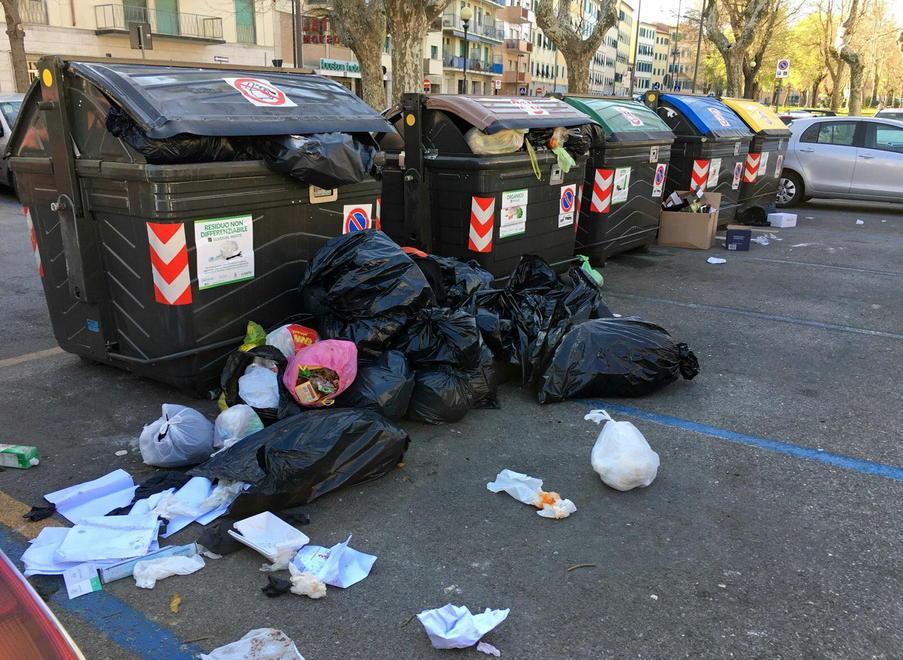 Gli incivili della spazzatura ci costano 300mila euro in un anno
