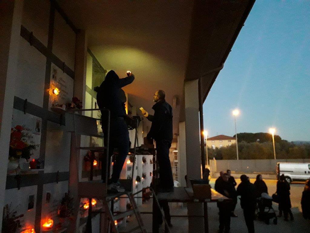 Scoppia la lite ai funerali per il loculo al cimitero: arrivano i vigili urbani