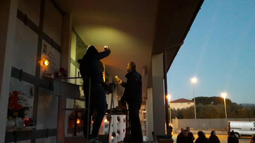 Scoppia la lite ai funerali per il loculo al cimitero: arrivano i vigili urbani