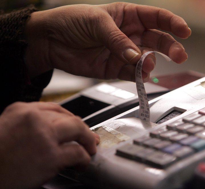 Il resto in centesimi? È abolito “per legge” ma resta in cassa, al nero 