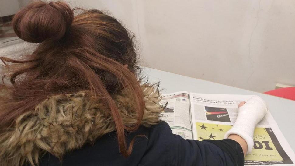 Aggressione omofoba, difende l'amico e finisce in ospedale: «Per picchiarmi mi tenevano ferma»
