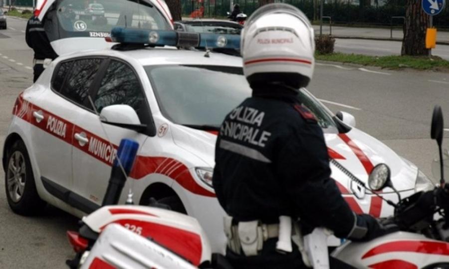 La "banda" dei parcheggiatori abusivi era d'accordo con vigilini e funzionario: 12 arresti a Firenze