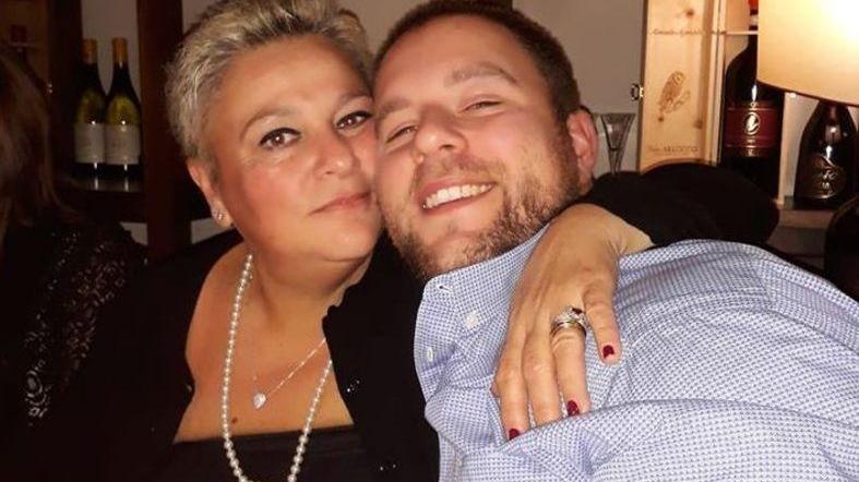 Qualcuno non vuole i fiori per Ale Cecchi, la madre: "Cattiveria gratuita e assurda"