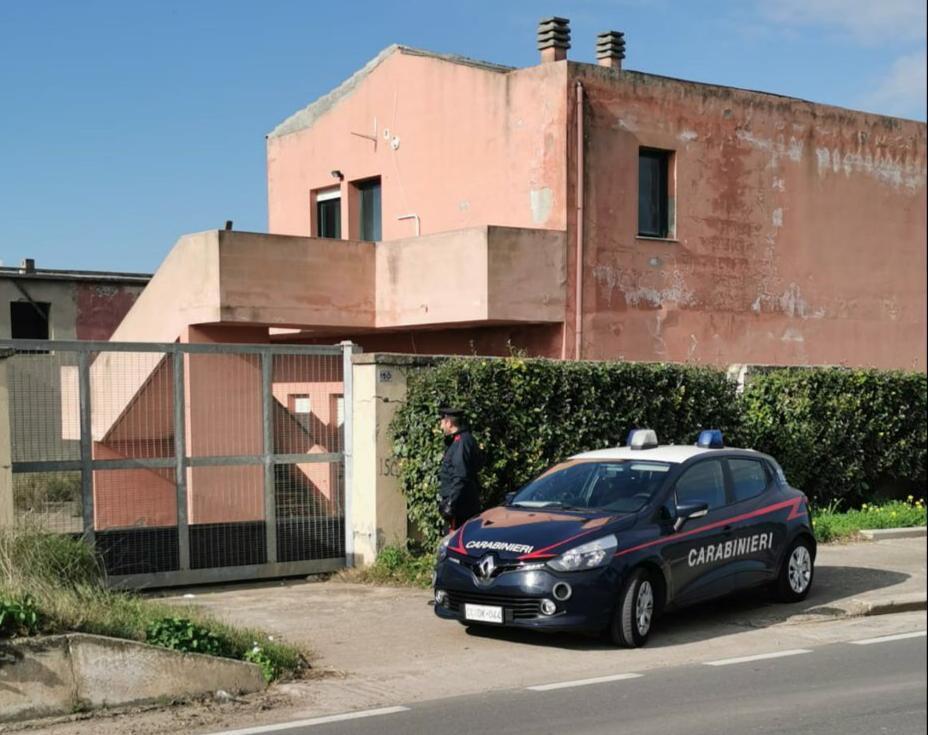 I carabinieri davanti alla cantoniera occupata abusivamente