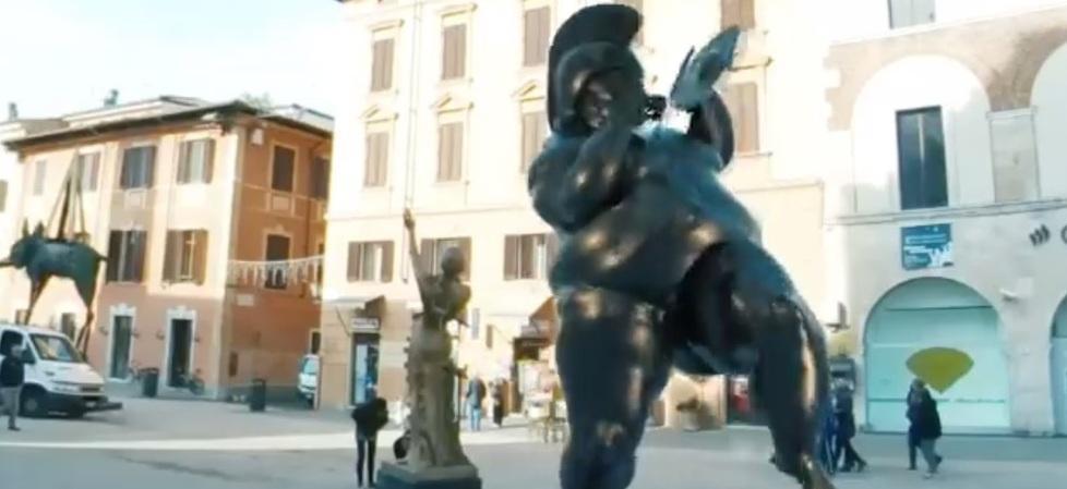 Il Guerriero di Botero si anima ballando in Piazza Duomo nel video che spopola sul web
