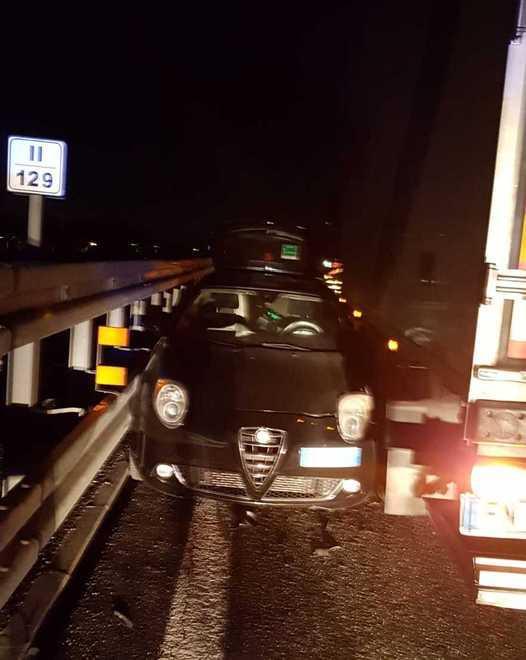 Fa inversione a U in autostrada sfiorata la tragedia nella notte 