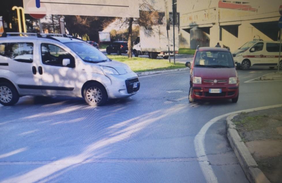 Quattro strade, scontro tra auto 