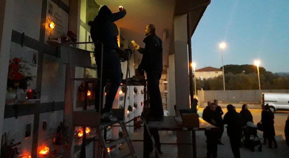 Custodi al lavoro con l’aiuto dei fari