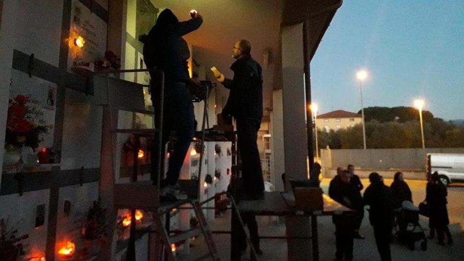 Custodi al lavoro con l’aiuto dei fari