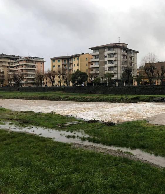 Lavori sulla sponda del fiume Pescia