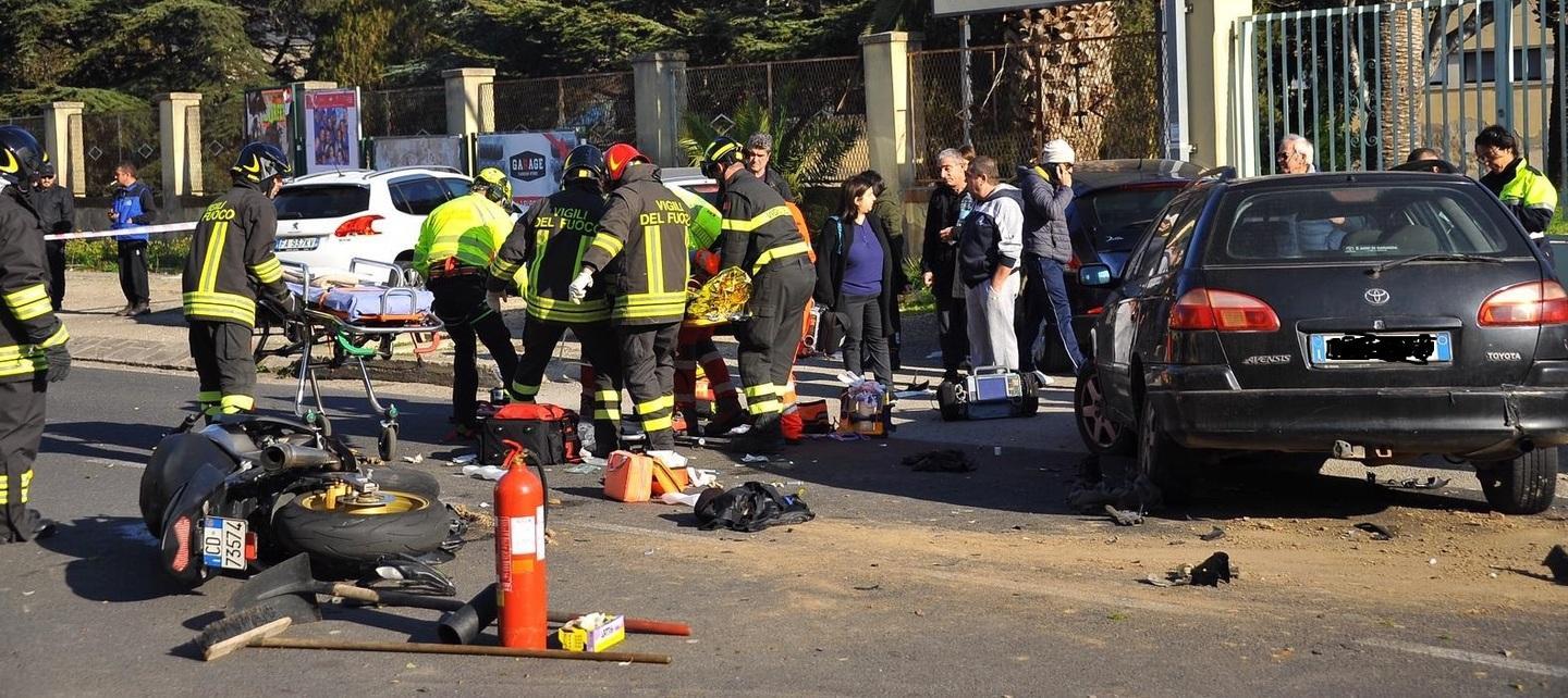 Schianto tra moto e auto: gravissimo un 33enne 