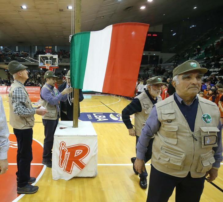 L’alzabandiera degli Alpini