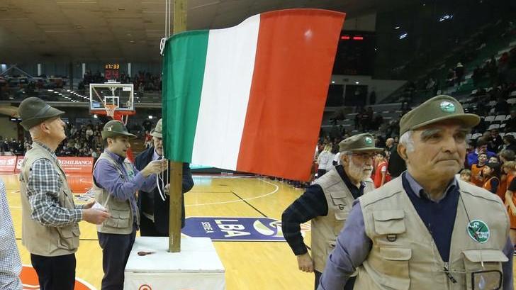 L’alzabandiera degli Alpini