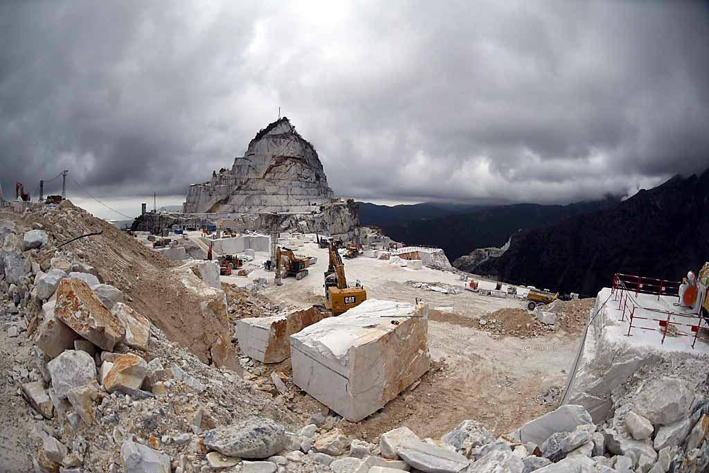 La città che “odia” il mondo del marmo e quella che col marmo diventa ricca