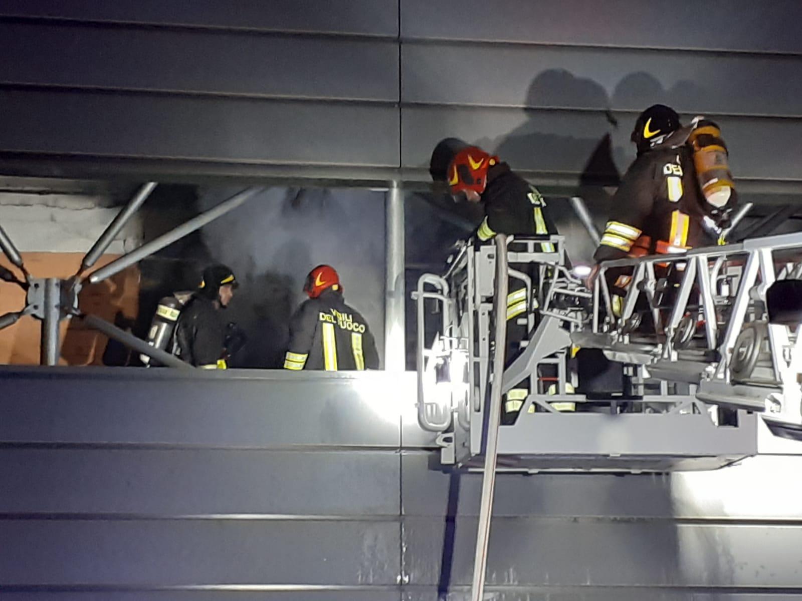 Modena, incendio in un capannone di via Nobili